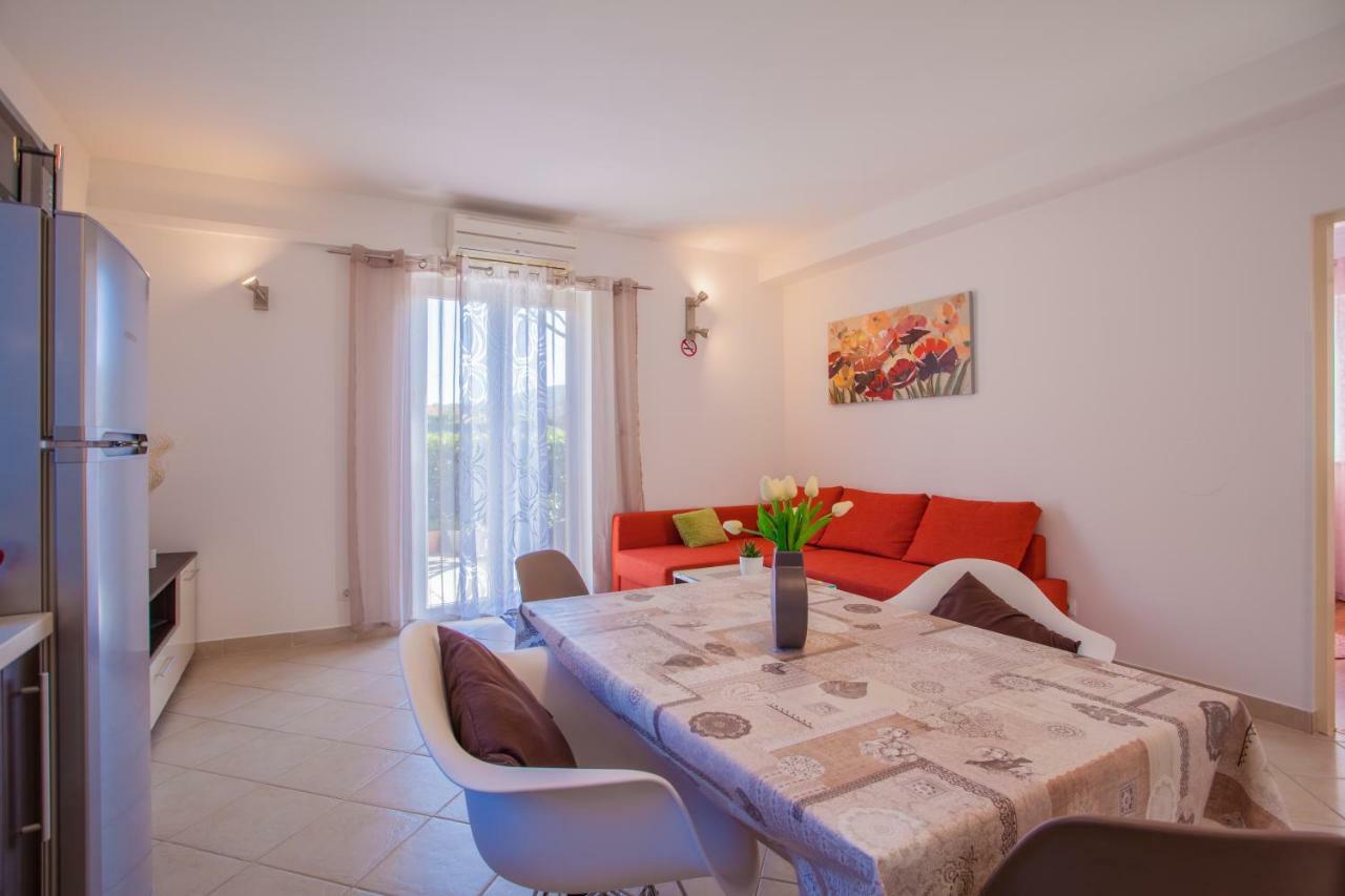 Apartman Madlen Cres Bagian luar foto