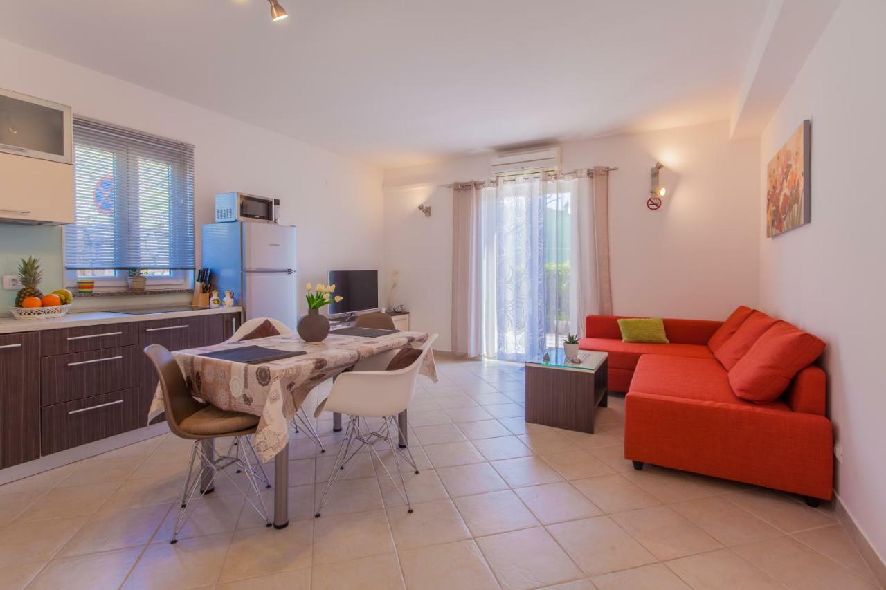 Apartman Madlen Cres Bagian luar foto