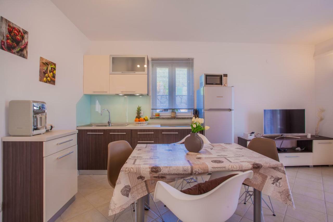 Apartman Madlen Cres Bagian luar foto