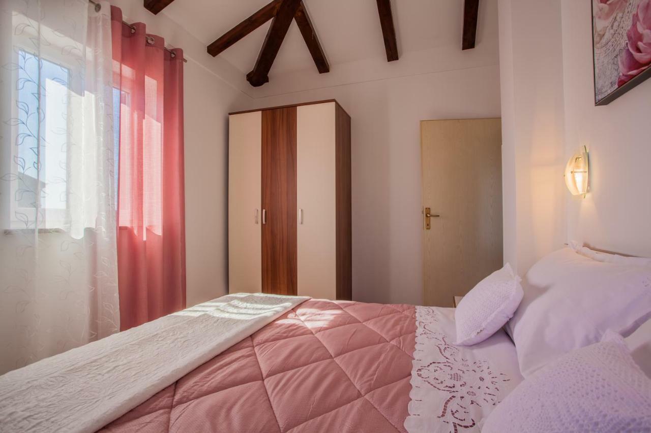 Apartman Madlen Cres Bagian luar foto